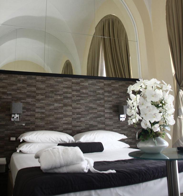 Boutique Hotel Piazza Carita 나폴리 외부 사진